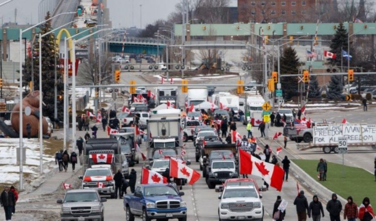 Καναδάς: Οι διαδηλωτές συνεχίζουν την κατάληψη της γέφυρας στα σύνορα με τις ΗΠΑ