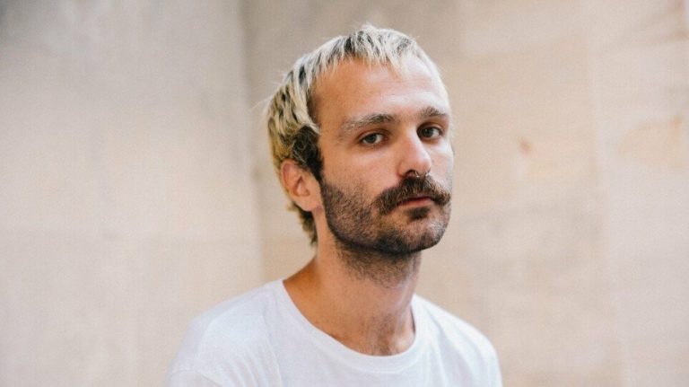 “Καμαρώστε” τον ακτιβιστή Ηλία Γκιώνη. Έβαλε στα παπάρια του την εικόνα και μας το παίζει προστάτης των γυναικών. Να γελάς ή να κλαις με τα χάλια;