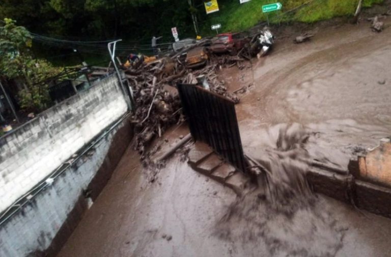 Ισημερινός: Χείμαρροι λάσπης από τις βροχοπτώσεις – 11 νεκροί από κατολίσθηση