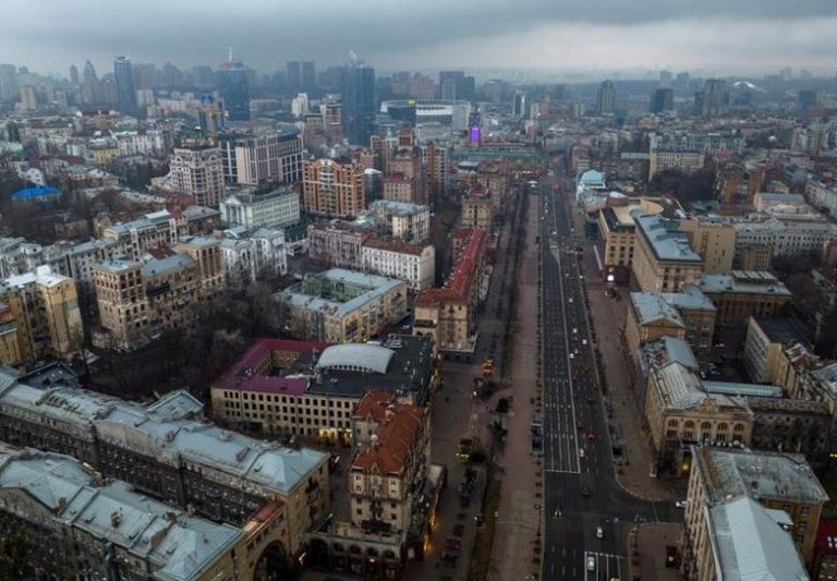 Ομογενής από το Κίεβο: «Η Δύση έβαλε τη φωτιά και έφυγε … ο Ζελένσκι μοιράζει όπλα στους πολίτες, θέλει ΑΝΤΑΡΤΟΠΟΛΕΜΟ»