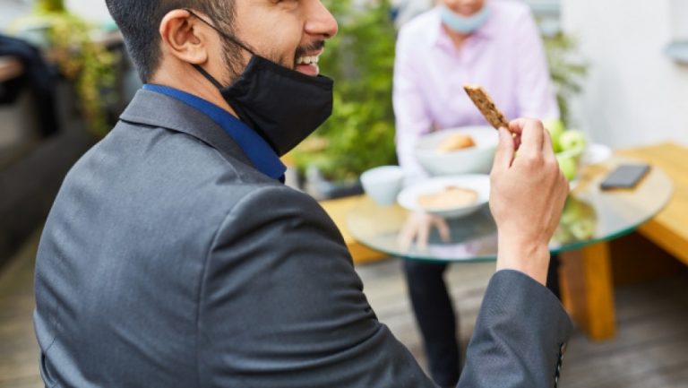 Φόβους ότι θα μείνουν απροστάτευτα τα πηγούνια των Ελλήνων με την κατάργηση της μάσκας εκφράζουν λοιμωξιολόγοι