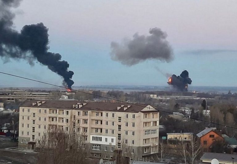 Πόλεμος στην Ουκρανία: Τον πρώτο νεκρό από τους βομβαρδισμούς ανακοίνωσε το Κίεβο