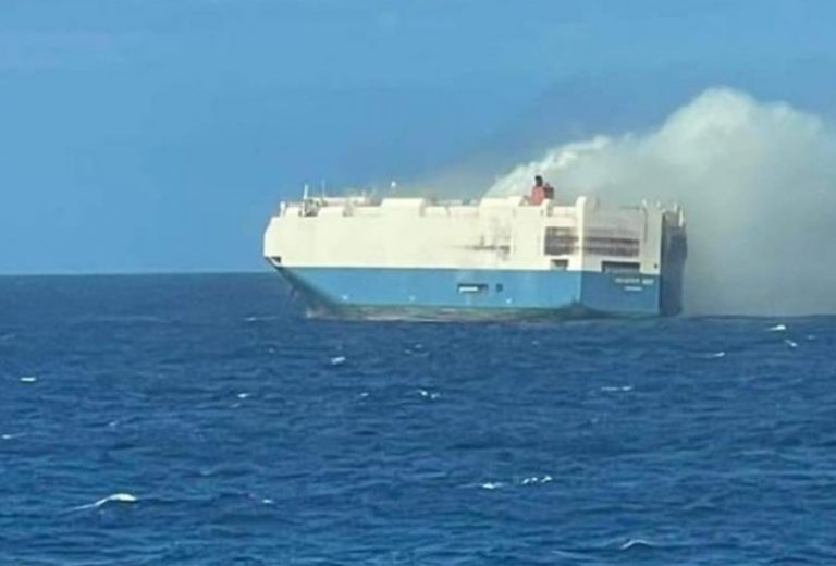 Φωτιά σε πλοίο με Porsche στον Ατλαντικό – Ελληνικό τάνκερ διέσωσε τους ναυτικούς