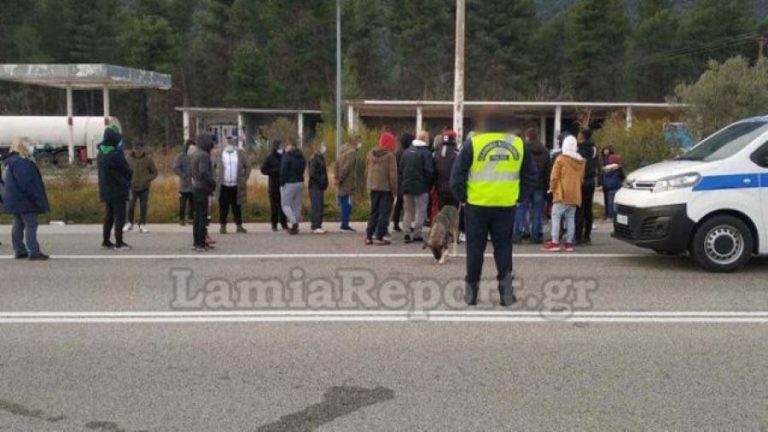 Την ώρα που οι Έλληνες οδηγούνται στην πείνα, λ@θρομετανάστες διαμαρτύρονται γιατί τους έκοψαν το επίδομα!