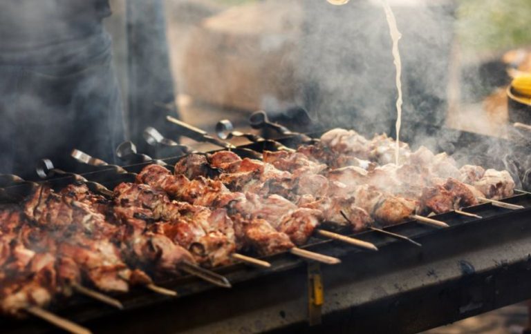 «Δεν έδωσαν σουβλάκι στο παιδί μου, επειδή δεν είχα πληρώσει συνδρομή στον Σύλλογο Γονέων»