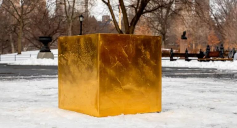 Νέα Υόρκη: Ενας χρυσός κύβος «ξεφύτρωσε» από το πουθενά στο Σέντραλ Παρκ -Η εξήγηση