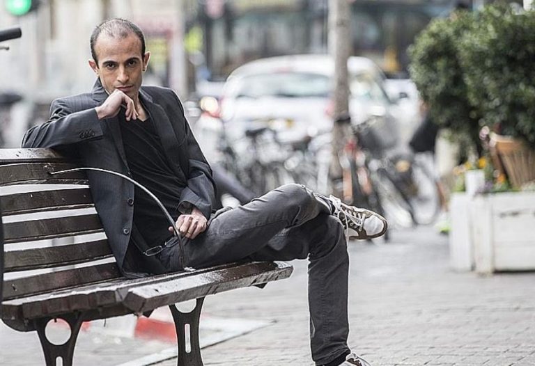 Y.N.Harari: «Στη νέα Βιομηχανική Επανάσταση τα προϊόντα θα είναι οι άνθρωποι – Θα παράγουμε μυαλά και σώματα»