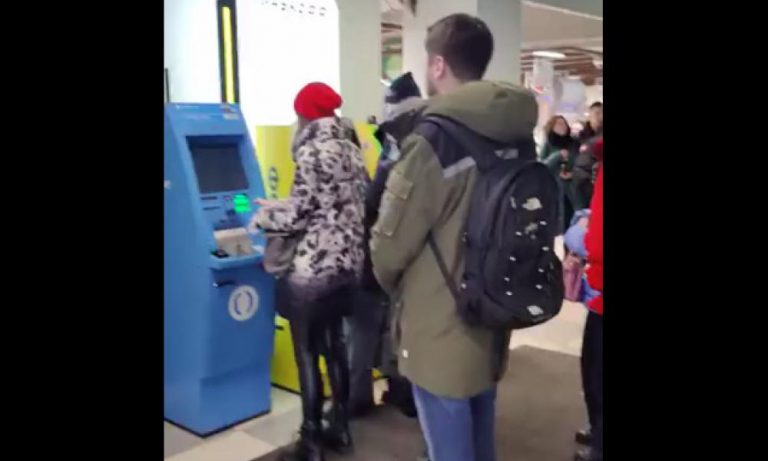 Τραπεζικός πανικός κυριαρχεί στα ΑΤΜ στην Ρωσία: “Συναγερμός” για bank run στη χώρα