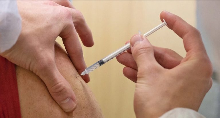 Κορωνοϊός: Τέταρτη δόση εμβολίου για όλους, λέει ο Βασιλακόπουλος