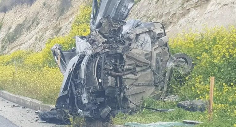 Ηράκλειο: Σοκαριστικές φωτογραφίες από το τροχαίο με τους δύο νεκρούς – Το ΙΧ έγινε παλιοσίδερα