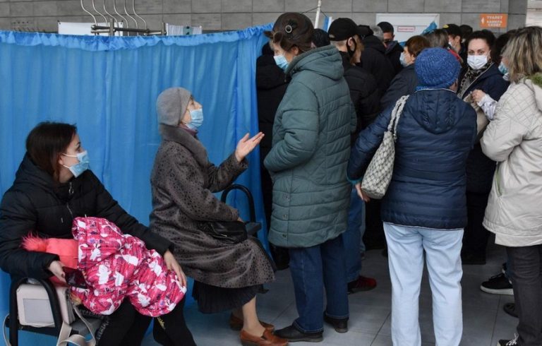 Ουκρανία: «Μόνο πλήρως εμβολιασμένοι & με ψηφιακή ταυτότητα θα πάρουν βοήθημα» λέει το καθεστώς ενώ καταρρέει