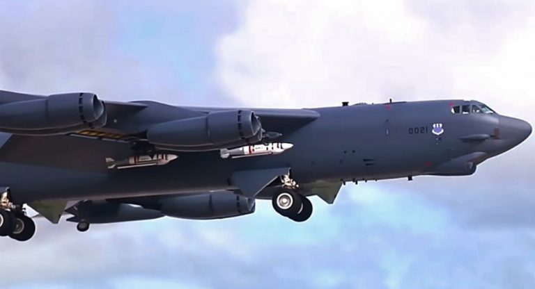 Αμερικανικά βομβαρδιστικά B-52 σε κοινή άσκηση με Γερμανούς και Ρουμάνους στρατιώτες κοντά στην Ουκρανία