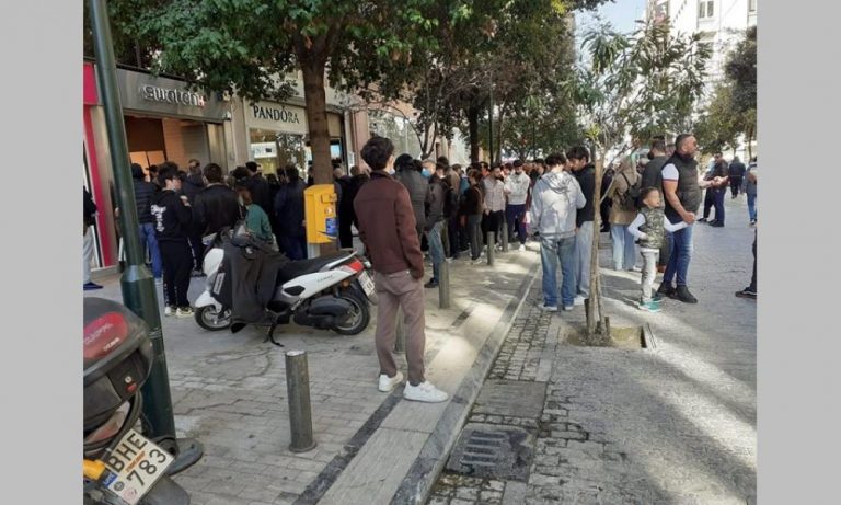 “Ουρές” σε Ερμού και Mall για ένα ρολόι Omega των 7.000 ευρώ με τιμή…250 ευρώ