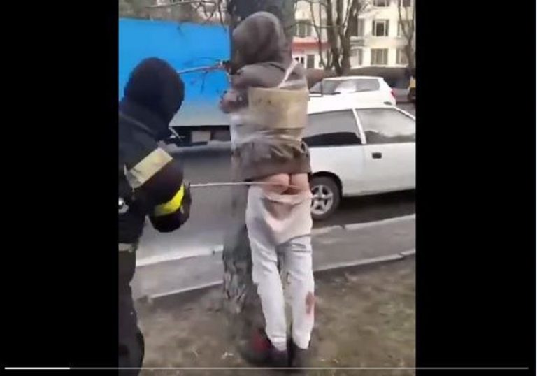 ΩΜΟΤΗΤΕΣ ΟΥΚΡΑΝΩΝ ΝΑΖΙ. ΟΠΟΙΟΣ ΔΗΛΩΣΕΙ ΡΩΣΟΦΙΛΟΣ, ΣΤΑΥΡΩΝΕΤΑΙ ΕΝ ΜΕΣΗ ΟΔΩ. ΑΥΤΟΙ ΕΙΝΑΙ ΟΙ ΑΝΘΡΩΠΟΙ ΠΟΥ ΣΤΗΡΙΖΕΙ Η ΠΟΛΙΤΙΣΜΕΝΗ ΕΥΡΩΠΗ