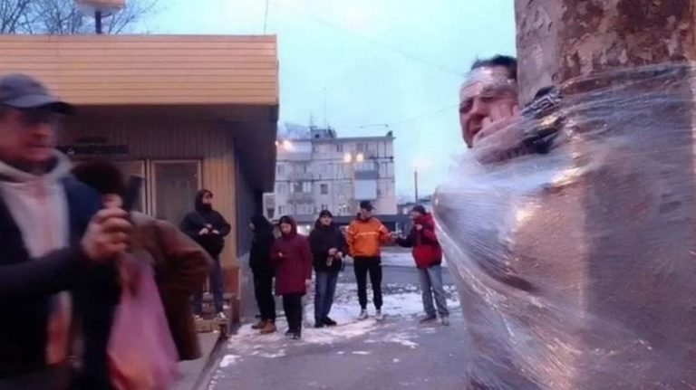 ΜΕΣΑΙΩΝΑΣ ΚΑΙ ΚΥΝΗΓΙ ΜΑΓΙΣΣΩΝ ΣΕ ΟΣΟΥΣ ΑΝΤΙΣΤΕΚΟΝΤΑΙ ΣΤΟΥΣ ΟΥΚΡΑΝΟΝΑΖΙ ΙΕΡΟΕΞΕΤΑΣΤΕΣ – ΓΥΜΝΟΙ ΑΝΤΙΦΡΟΝΟΥΝΤΕΣ ΜΑΣΤΙΓΩΝΟΝΤΑΙ ΔΕΜΕΝΟΙ ΣΕ ΠΑΣΑΛΟΥΣ – ΣΚΛΗΡΕΣ ΕΙΚΟΝΕΣ