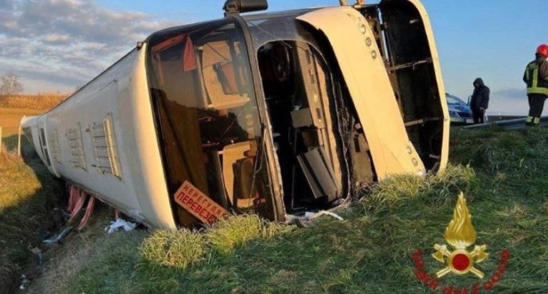 Ιταλία: Ανετράπη λεωφορείο με Ουκρανούς επιβάτες – Mια νεκρή και τραυματίες
