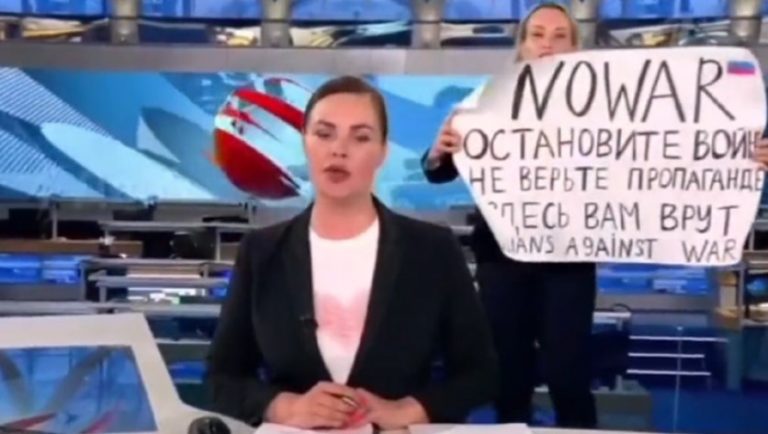 «Σου λένε ψέματα»: Υπάλληλος της ρωσικής τηλεόρασης διακόπτει δελτίο ειδήσεων – «Ντρέπομαι για την προπαγάνδα του Κρεμλίνου»