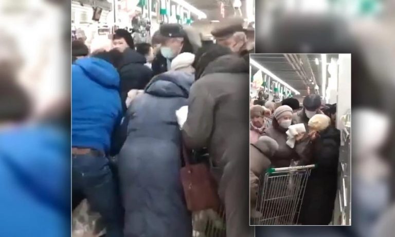 Πανικός στη Ρωσία: “Πλακώνονται” για ένα πακέτο ζάχαρη στα σούπερ μάρκετ