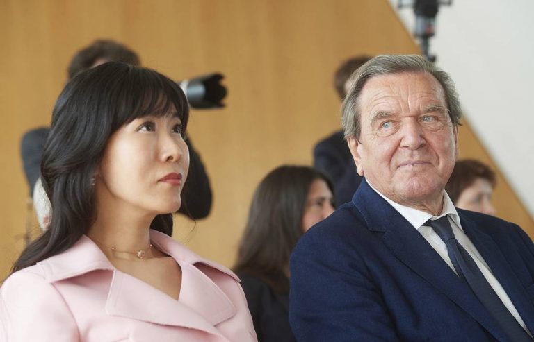 ΤΟ ΜΥΣΤΗΡΙΟ με τη φωτογραφία της συζύγου του Σρέντερ στο Κρεμλίνο…