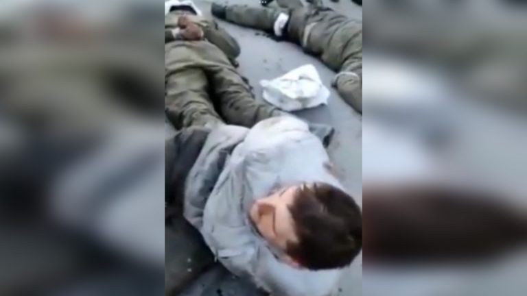 ΑΝΑΤΡΙΧΙΑΣΤΙΚΕΣ ΣΤΙΓΜΕΣ! ΑΥΤΑ ΠΟΥ ΜΑΣ ΑΠΟΚΡΥΠΤΟΥΝ ΤΑ ΣΥΣΤΗΜΙΚΑ ΜΜΕ! ΟΥΚΡΟΝΑΖΙ ΒΑΣΑΝΙΖΟΥΝ ΡΩΣΟΥΣ ΑΙΧΜΑΛΩΤΟΥΣ – ΣΕ ΑΥΤΟΥΣ ΕΣΤΕΙΛΕ ΟΠΛΑ Ο “ΑΜΕΡΙΚΑΝΟΔΟΥΛΟΣ” ΠΡΩΘΥΠΟΥΡΓΟΣ ΜΑΣ!(ΠΡΟΣΟΧΗ ΣΚΛΗΡΕΣ ΕΙΚΟΝΕΣ)