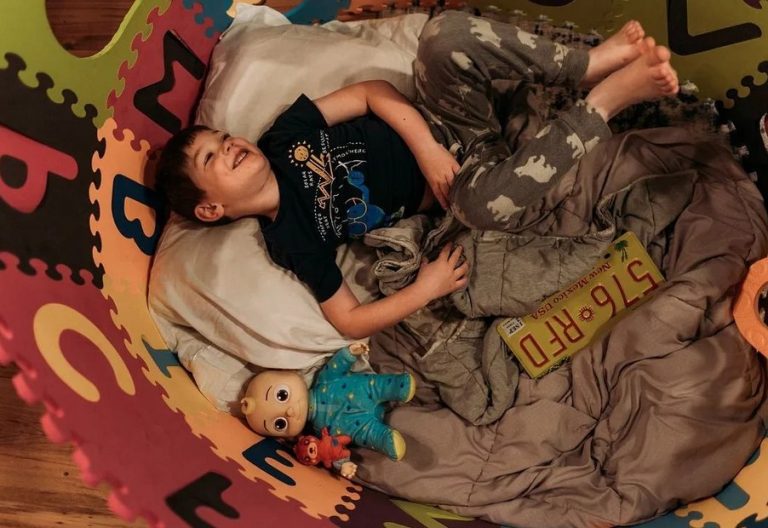 Ο 5χρονος που έχει μαγέψει το ίντερνετ -Γράφει σε 10 γλώσσες, ανάμεσά τους και ελληνικά