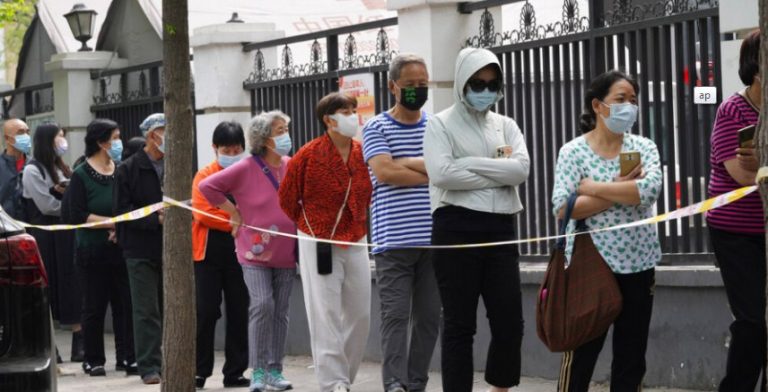 Σε lockdown 10 κτίρια και στο Πεκίνο: Ουρές για τεστ και μαζικές αγορές από σούπερ μάρκετ