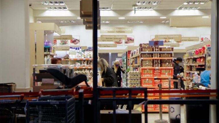 Γιατί εξαφανίζονται από τα σούπερ μάρκετ τα απορρυπαντικά, τα γιαούρτια και οι… σοκολάτες