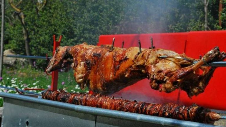 Τρόμος σε πασχαλινό γλέντι από ανεξέλεγκτη περιστροφή σούβλας