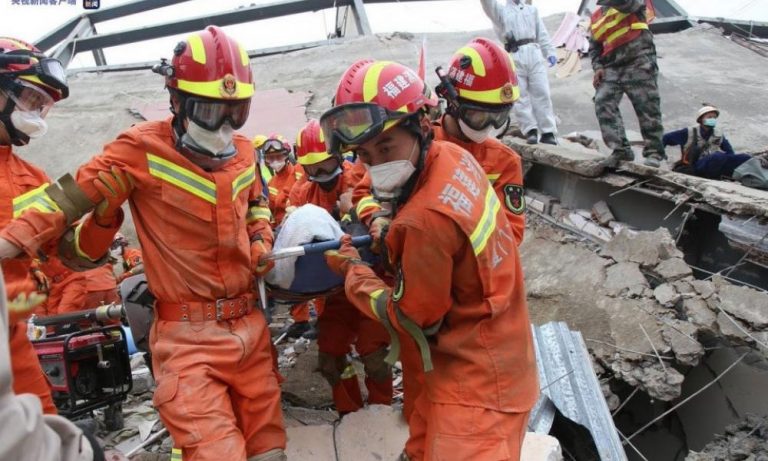 Κίνα: Κατάρρευση πολυκατοικίας – Δεκάδες οι εγκλωβισμένοι