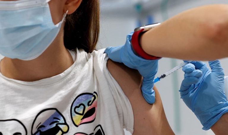 Μάνα ξεσπά για τα εμβόλια: «Η κόρη μου είχε 35 παρενέργειες, της είπαν πως έχει κοιλόπονο»