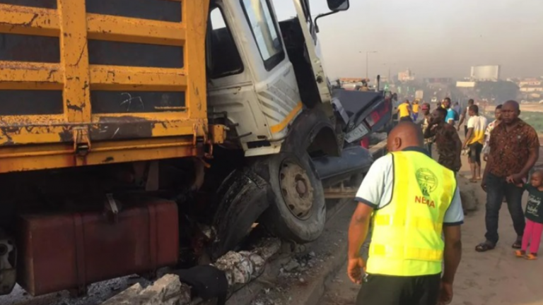 Νιγηρία: Επτά νεκροί και πέντε τραυματίες σε μετωπική σύγκρουση λεωφορείου με φορτηγό