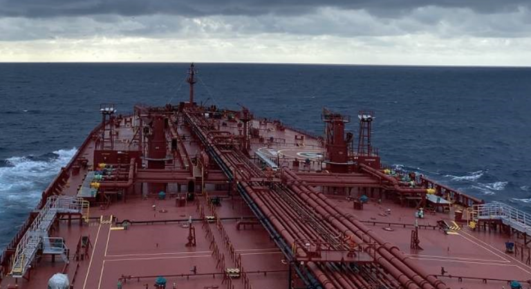 Ρωσικό δεξαμενόπλοιο δεσμεύτηκε στον κόλπο της Καρύστου