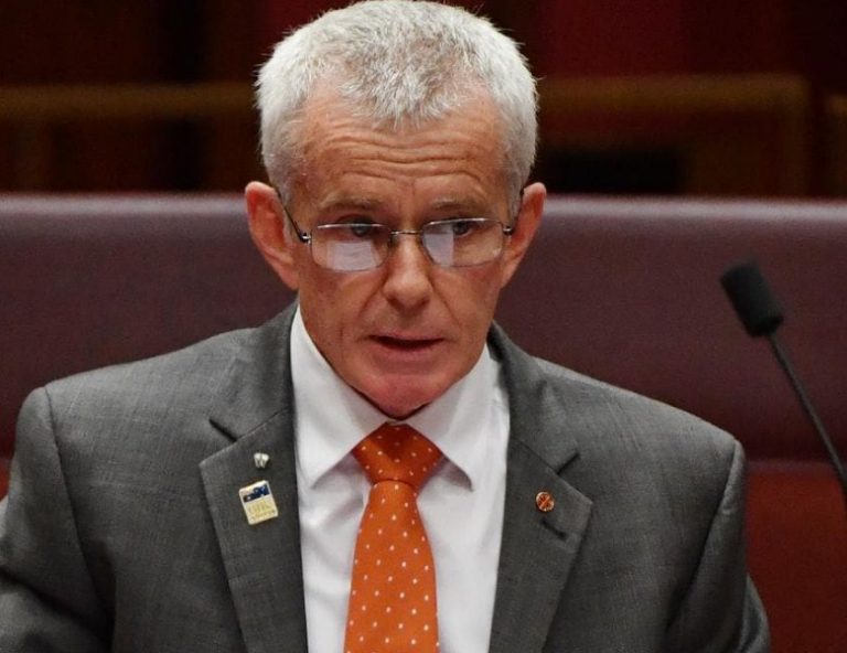 «Δεν θα ξεφύγετε, ΕΡΧΟΜΑΣΤΕ»! Μήνυμα Αυστραλού γερουσιαστή στους πολιτικούς που ευθύνονται για τα εμβόλια