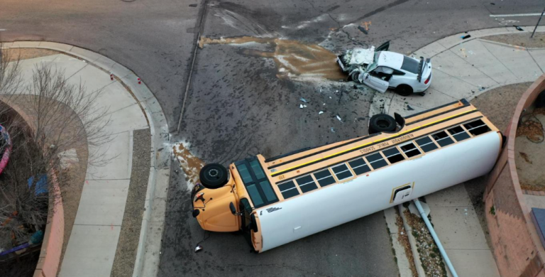 Τρομακτικό ατύχημα με σχολικό λεωφορείο -Η στιγμή της σύγκρουσης σε video