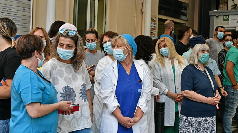 Υγειονομικοί σε αναστολή: Βασανιστήριο μέχρι τελευταία στιγμή – Παρά το νέο ΦΕΚ με το οποίο παρατείνεται η διάρκεια πιστοποιητικών νόσησης στους έξι μήνες δεν έχουν επιστρέψει ακόμη στο ΕΣΥ