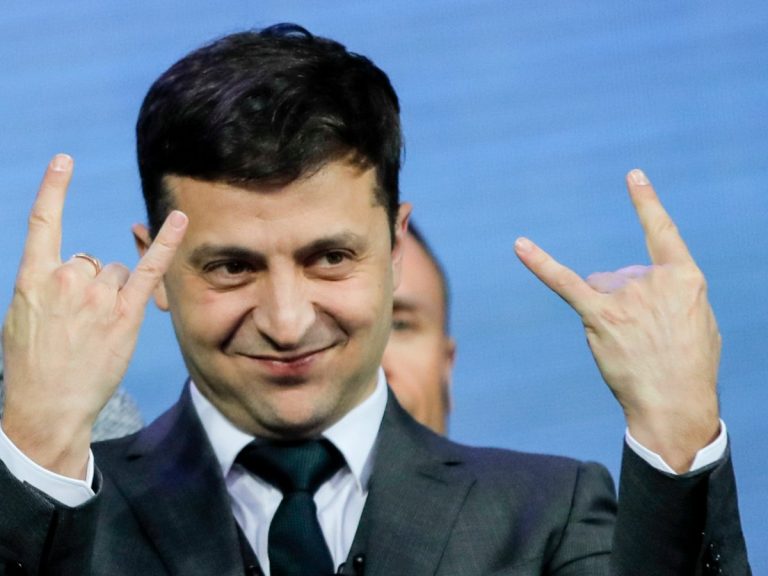 Ο πόλεμος θα τελειώσει ΜΟΝΟ αν πέσει ο Ζελένσκι! Τόσα παίρνει για να προδίδει την χώρα του