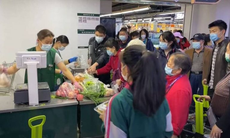 Σκηνές αλλοφροσύνης στο Πεκίνο – Ουρές στα σούπερ μάρκετ υπό το φόβο του lockdown