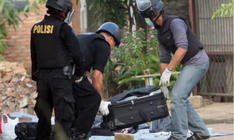 Ινδονησία: 14 νεκροί σε λεωφορείο που έπεσε πάνω σε διαφημιστική πινακίδα