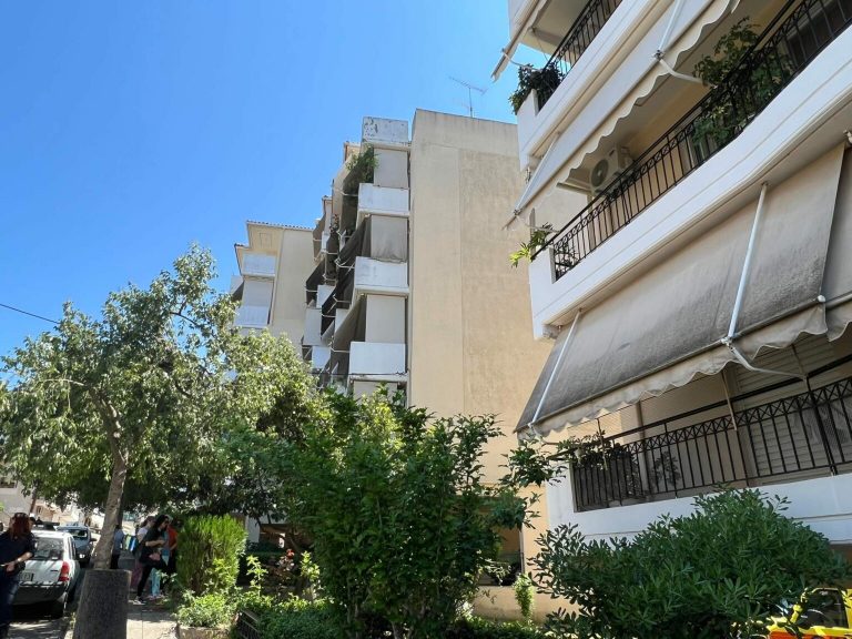 «Πάγωσε» το Αγρίνιο: «Βουτιά» θανάτου για 53χρονη από 3ο όροφο πολυκατοικίας