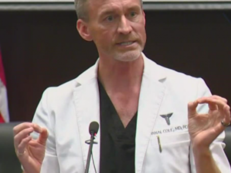 Dr Ryan Cole: Σταματήστε τα εμβόλια με τα ΝΑΝΟΣΩΜΑΤΙΔΙΑ που τροποποιούν τα γονίδια και ΒΛΑΠΤΟΥΝ τους ανθρώπους