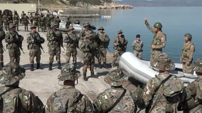 ΤΟΥΡΚΟΙ ΕΚΠΑΙΔΕΥΟΥΝ ΑΛΒΑΝΟΥΣ ΑΖΕΡΟΥΣ ΣΕ ΑΠΟΒΑΣΕΙΣ ΑΠΕΝΑΝΤΙ ΑΠΟ ΤΑ ΕΛΛΗΝΙΚΑ ΝΗΣΙΑ – ΕΜΕΙΣ ΑΠΛΑ ΤΟΥΣ ΚΟΙΤΑΜΕ ΚΑΙ ΠΕΡΙΜΕΝΟΥΜΕ (;) – ΔΥΝΑΜΙΤΙΖΟΥΝ ΤΟ ΚΛΙΜΑ Ο ΕΡΝΤΟΓΑΝ ΚΑΙ ΟΙ ΑΥΛΙΚΟΙ ΤΟΥ