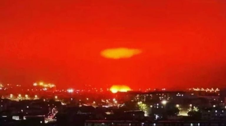 Πρωτοφανές θέαμα στην Κίνα: «Βάφτηκε» κόκκινος ο ουρανός στην περιοχή Ζουσάν