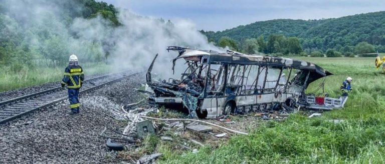 Σύγκρουση τρένου με λεωφορείο στη Γερμανία, αρκετοί τραυματίες