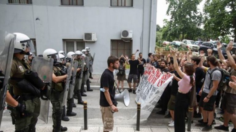 Ανω κάτω τα πανεπιστήμια: Σοβαρά επεισόδια μέσα και έξω από το ΑΠΘ