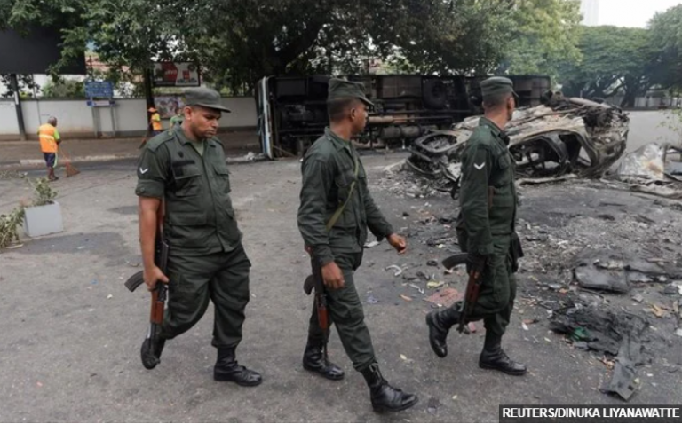 Σρι Λάνκα: Διαδηλωτές πυρπόλησαν σπίτια υπουργών- Φυγαδεύτηκε ο παραιτηθείς πρωθυπουργός