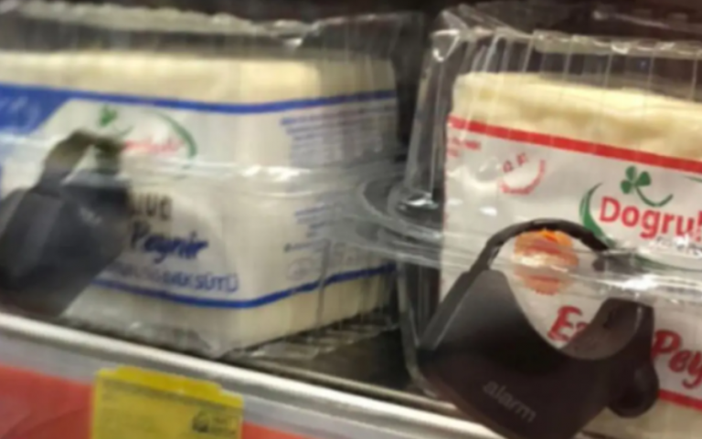 Σε λίγο και σε εμάς! Εικόνες ΣΟΚ σε σούπερ μάρκετ στην Τουρκία: Αντικλεπτικά σε γάλα και τυρί