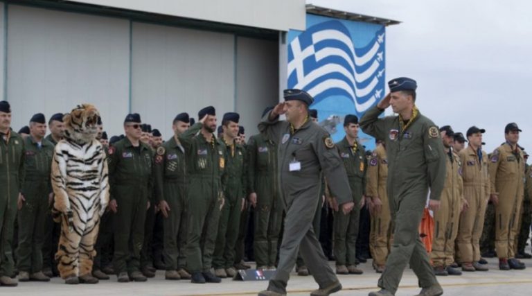 ΠΟΣΟ ΠΙΟ ΚΑΤΩ θα φτάσουμε; Η κυβέρνηση του Κούλη και του Δένδια έντυσε “τίγρη” Έλληνα αξιωματικό για να… διασκεδάσει τους ΝΑΤΟϊκούς φίλους της (Εικόνα)