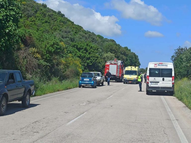 Σοκαριστικό τροχαίο στην Αμφιλοχία – Μπάρες διαπέρασαν αυτοκίνητο, πληροφορίες για έναν νεκρό