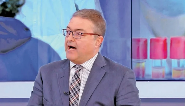 Επανεμφάνιση του Θ.Βασιλακόπουλου: «Τέταρτη δόση εμβολίου υποχρεωτικά για όλους»
