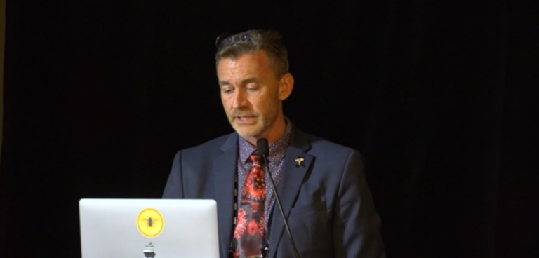 «Μηνύσεις σε γιατρούς για τα ΕΜΒΟΛΙΑ – Παραβίασαν τον όρκο τους»! Σηκώνεται «τσουνάμι» στις ΗΠΑ